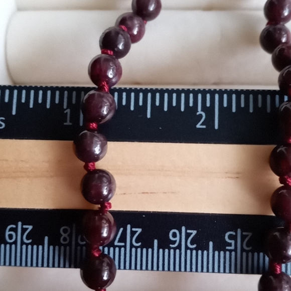 MOZAMBIQUE GARNET BEADED HAND KNOTTED NECKLACE - Picture 5 of 7